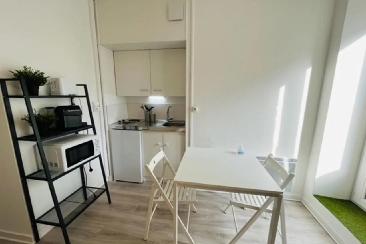 Nice 20M With Small Balcony In Vannes! Francja